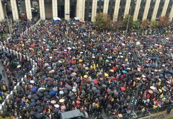 『特朗普』特朗普果断向暴徒们开火！美国将会有更多的风景线！