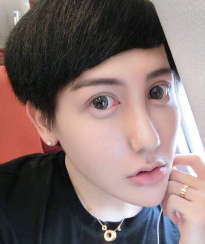 自称"八国混血"的刘梓晨,失去美颜滤镜后,皮肤黝黑没精神