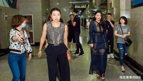 李湘|郭晶晶李湘同台，李湘一身高定郭晶晶简单搭配，谁是豪门一目了然