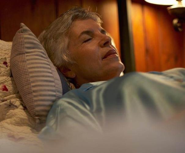 ＂为什么说家里有老人，卧室最好有小夜灯？不妨来看看＂