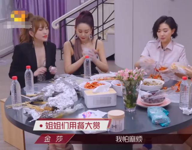 金莎|金莎才是《浪姐》团宠:海陆为她剥虾没啥,看到万茜举动, 我羡慕了