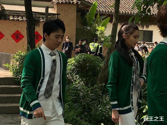 关晓彤■关晓彤参加跑男录制,跟170cm郭麒麟同框,彻底暴露了真实身高