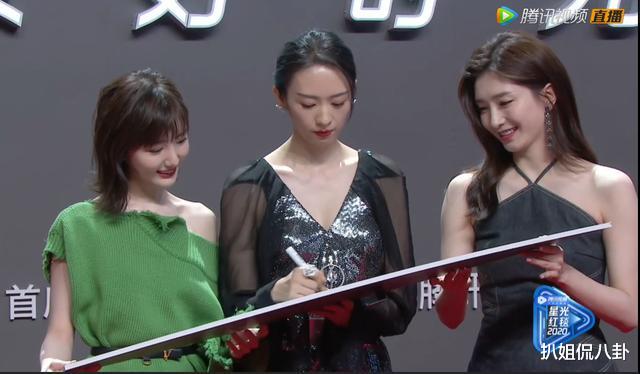 童瑶|《三十而已》三美亮相红毯，童瑶绝美江疏影脸僵，毛晓彤牵手杨玏