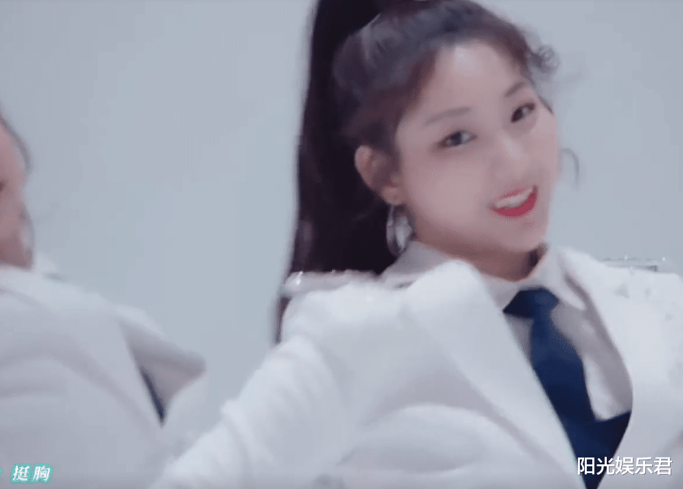 c位：《创3》主题曲林君怡站C位，有谁留意身旁两人是谁，实至名归！