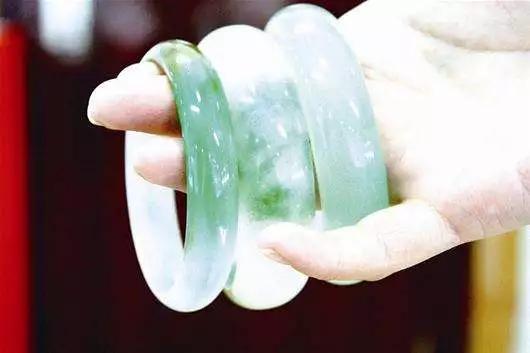 |5秒可以做一个“满绿”翡翠手镯，一个卖100万，这造假手段好高明