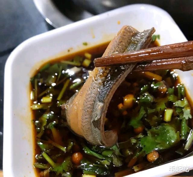 鱼火锅|高傲的服务员、赤膊的厨师！成都著名鳝鱼火锅“踩雷”，失望而归