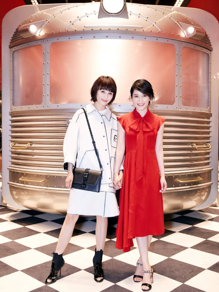 「穿衣搭配」俞飞鸿袁泉同框，中年女星穿搭出成熟韵味，终于明白啥叫高级美