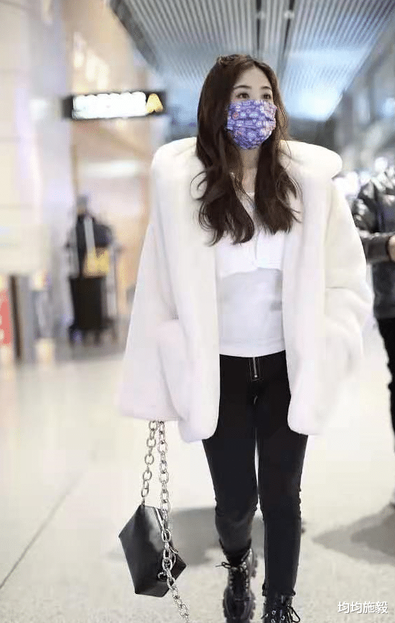 亚麻|张含韵穿羊羔毛外套配马丁靴，亚麻色的发色，给人温柔的感觉