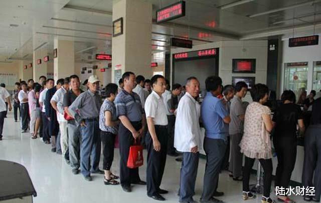 利息|“集中取款”出现？为何老人利息都不要了，也要取走？银保监表态