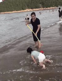 |搞笑GIF趣图：高考结束才发现，其实高中生活更好一些，大家各奔东西真有些不舍