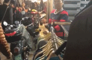 |搞笑GIF：为了赶时间，至于吗？