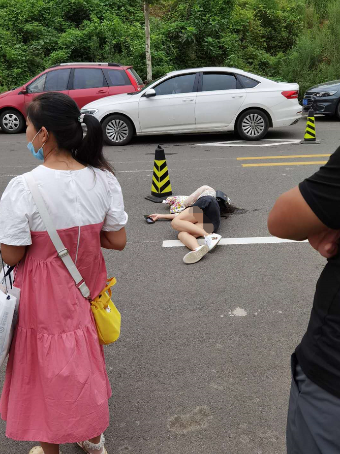 话晴空|青岛宜家停车场发生冲突！一男保安和三女子撕打在一起，还撂倒了一个！