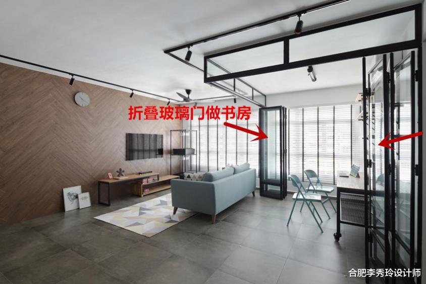 25平客厅只摆放沙发电视太浪费，还好设计师出妙招：沙发后折叠门围书房！