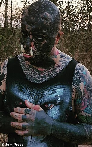 英国英鸟|兽人！巴西男子全身80%纹满纹身，眼球全黑，嘴边还有尖锐獠牙