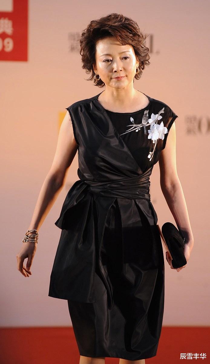 束腰|50后张瑜穿衣好气质，小黑裙交叉褶皱还要束腰，一般老太太学不来