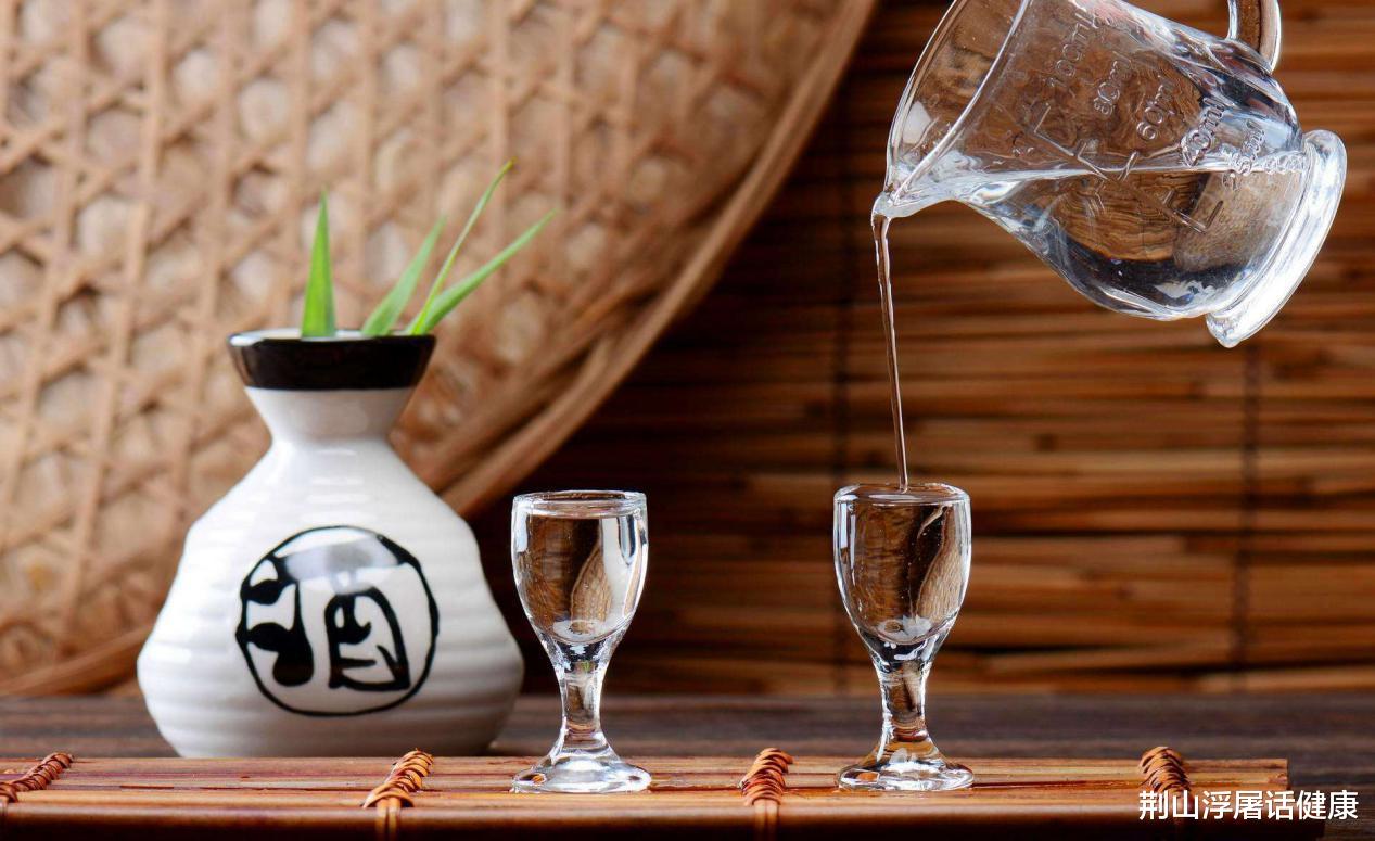 肝脏|睡前爱玩手机的人，头部若出现3个症状，或许肝已“撑不住”了