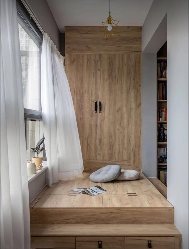 榻榻米|谁说榻榻米只能装卧室?装在阳台客厅,瞬间多出一间房谁看都羡慕