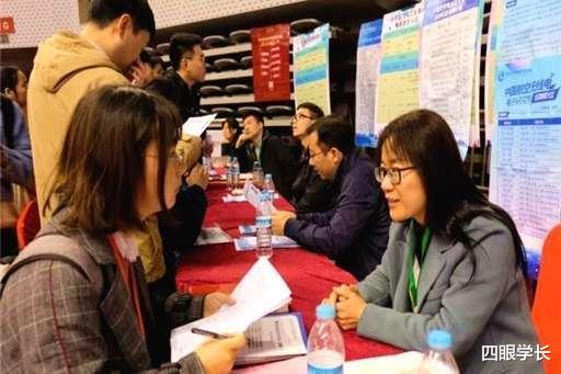 『硕士研究生』“原来硕士研究生月薪一万是个梦”一位研究生认真地说