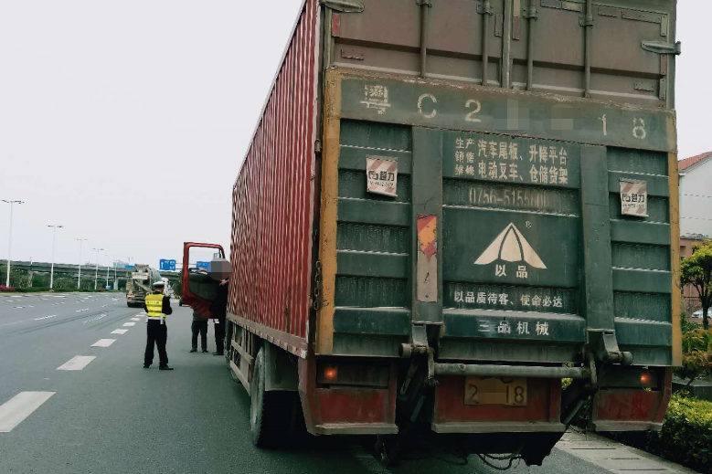 邓炳强■珠海大道数百车没走这条车道吃罚单！无人机、隐形战车轮番抓拍！行动……