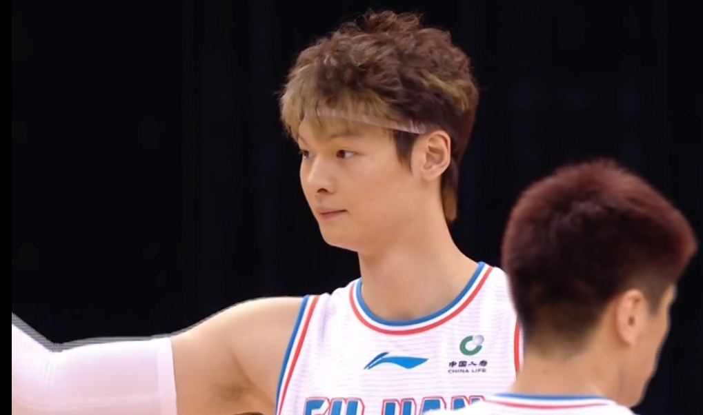 张宁|1投0+0+1！张宁首秀仅9分钟太惨了，镜头都找不到+进攻只能站底角！