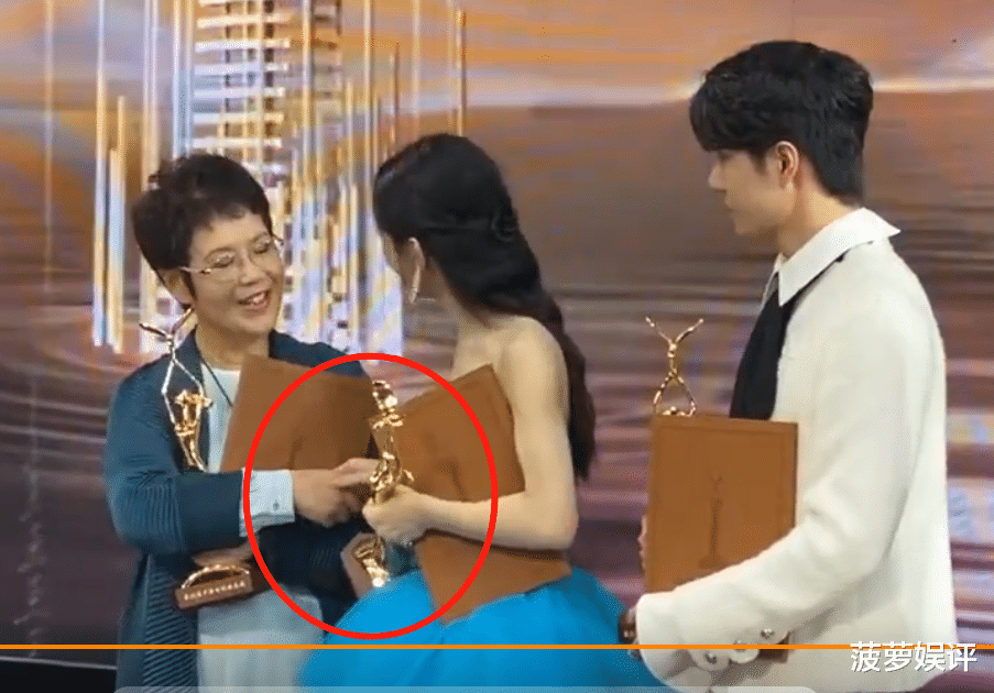 赵丽颖|赵丽颖在台上遇见熟人，谁注意到她干了啥？细节之处显人品