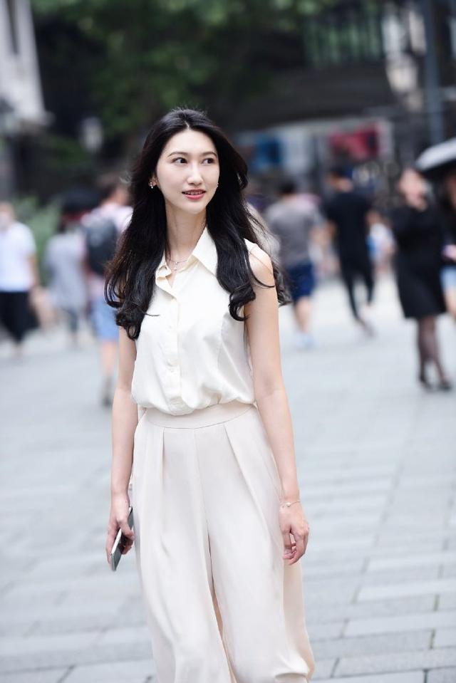 穿衣搭配|气质女性的职业装，简单又有魅力，好似“仙女”般出尘！