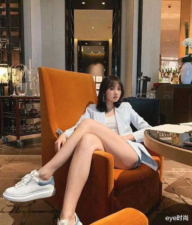 姐姐|华为小公主姚安娜开派对庆毕业，捧着上万永生花，姐姐国外戴镣铐