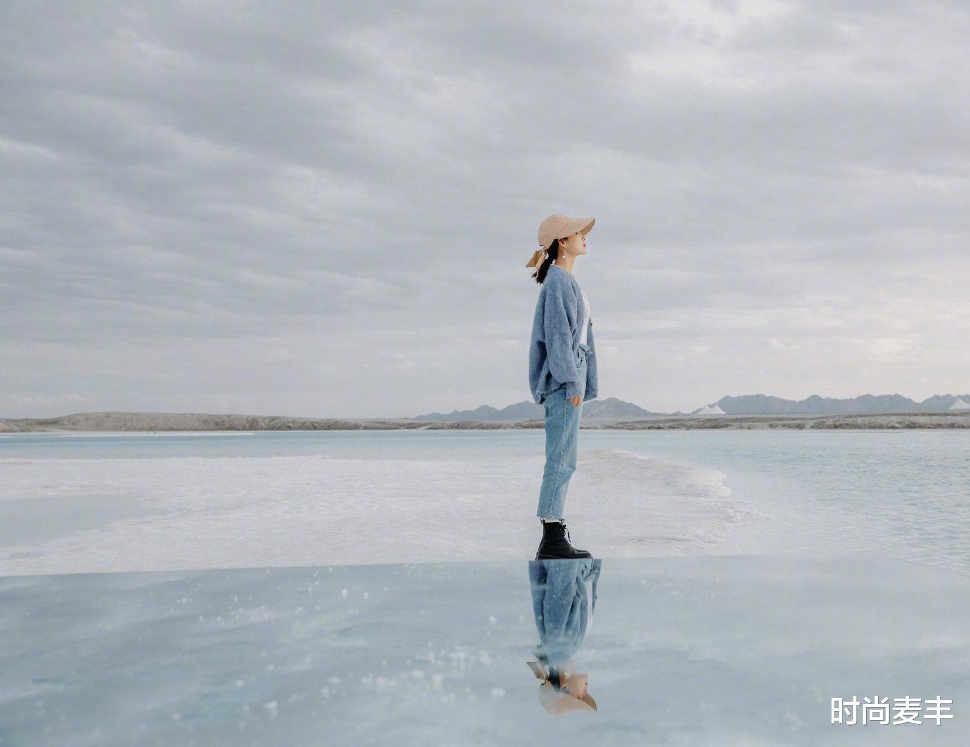 海天一色鏡面照，李沁示范出遊拍照姿勢，藍毛衣牛仔褲融入大自然-圖3