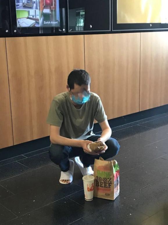 美国@21名华人砸百万买回国机票 转机时竟被威胁戴手铐押回美国