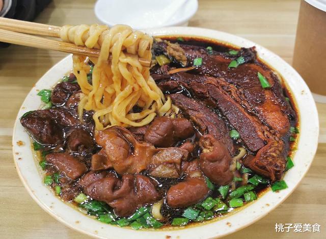 面条|深巷里的老面馆，开了近三十年只有六张桌子，食客：面里的肉真多
