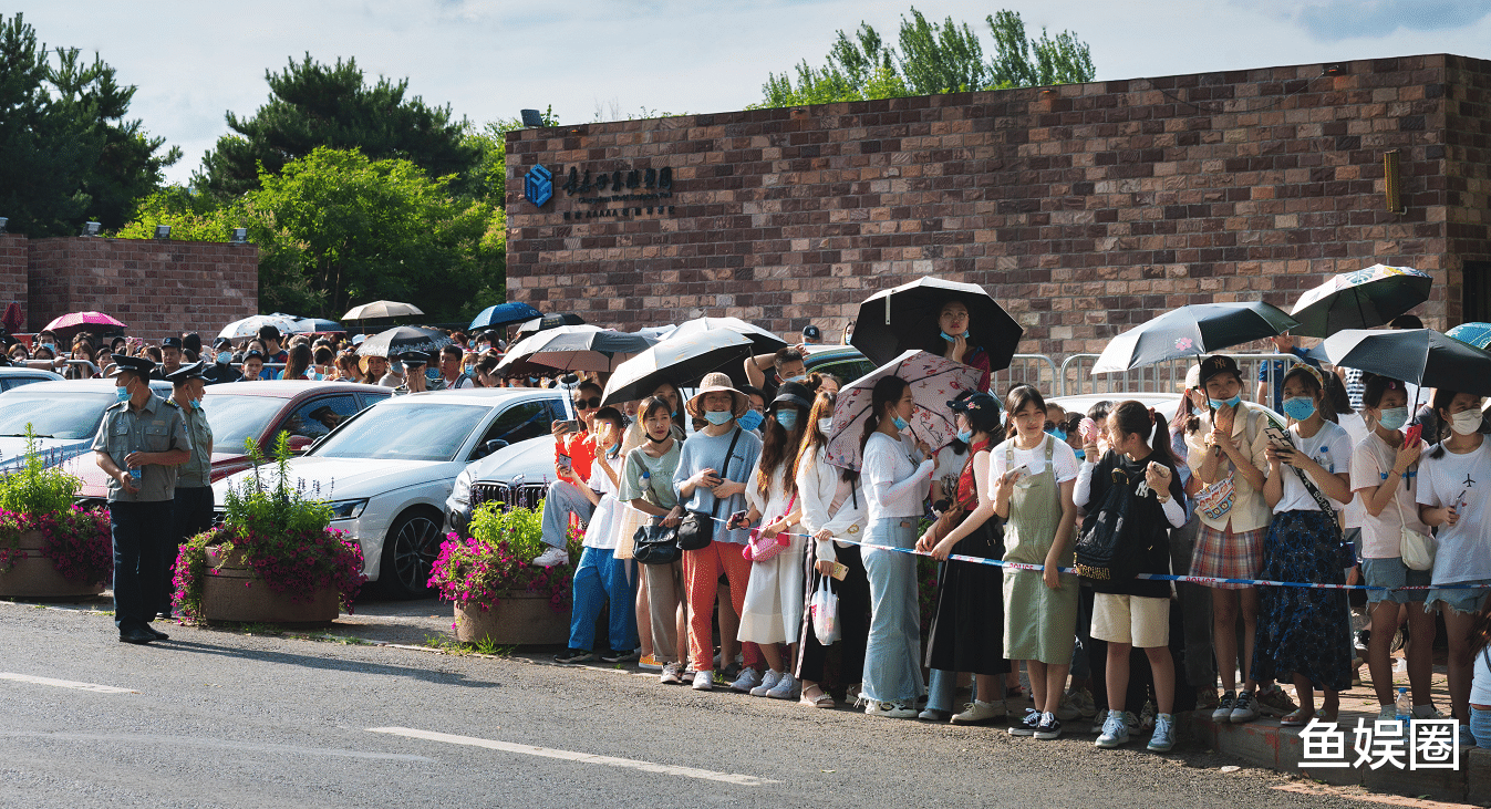 奔跑吧兄弟|《跑男》被怼!明星录节目有权封掉盲人道吗?政府开会都不封路了。