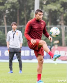 广州恒大：一场5：0让恒大新队长浮出水面，国足锋线王牌深得卡帅信任，或取代郑智
