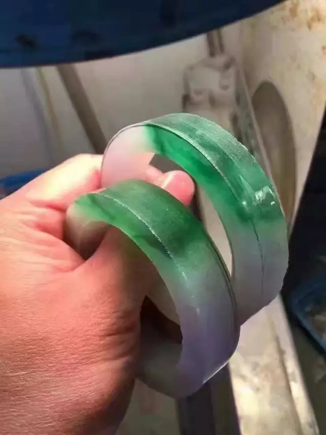 「翡翠」木那翡翠原石的果然是奇迹敞口，几十万的手镯就是这么来的！