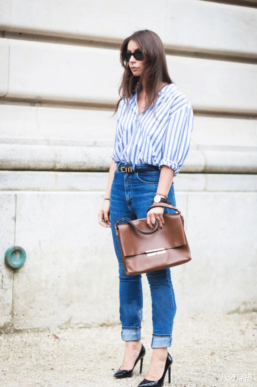 t恤|许晴连吃个派都好时髦,穿条纹T恤配背带裤,配套条纹发带太讲究