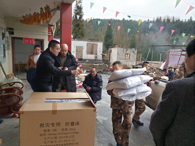 德阳日报 送上棉衣棉被让困难群众温暖过冬