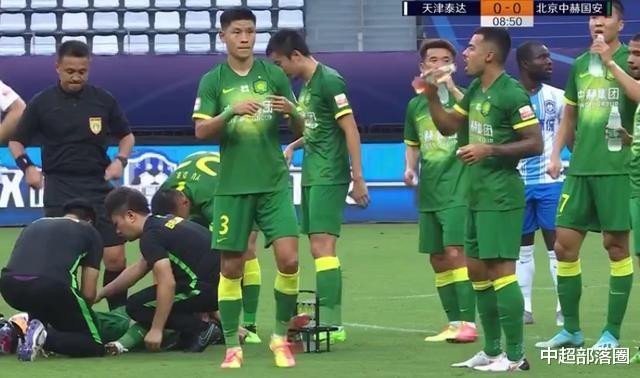 北京国安|中超奇葩1幕：国安大将非对抗下倒地，主裁判吹罚犯规，对方懵了