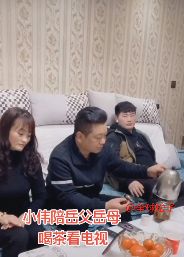 朱之文|大衣哥儿子陪岳父岳母看电视，对方表情有些“微妙”