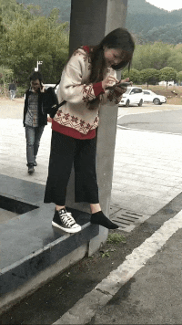 |“大哥你就别装了,眼镜上的反光早就暴露一切了!”哈哈哈哈哈真尴尬啊~