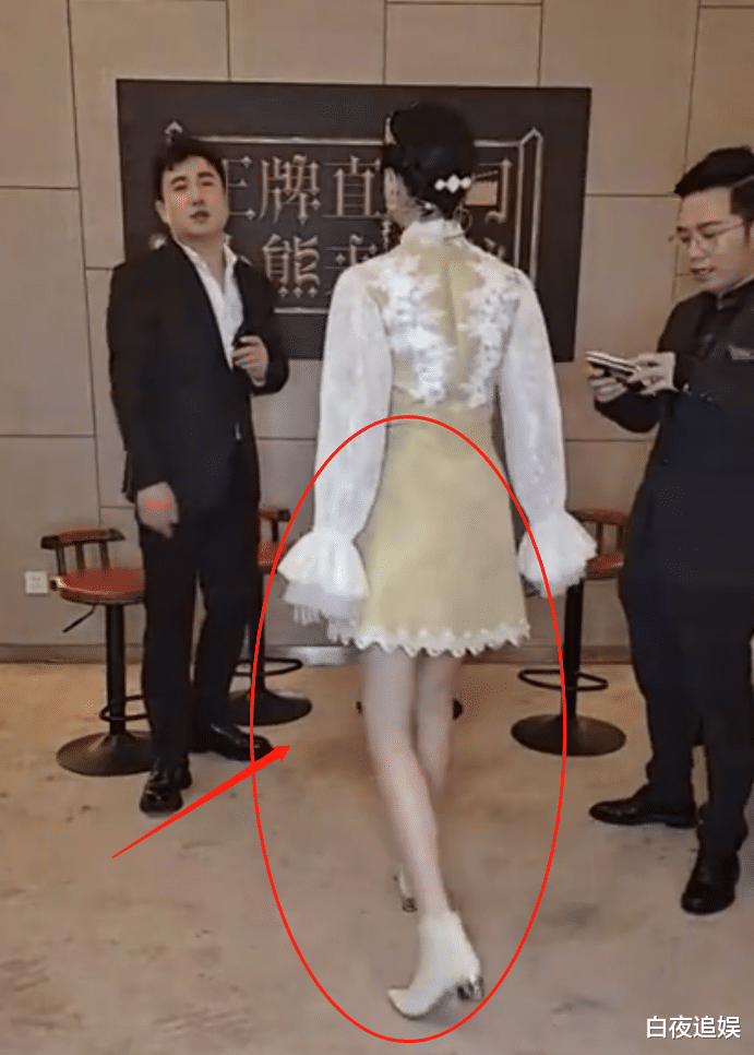 关晓彤▲“王牌家族”玩直播，失去精修后，关晓彤的腿是认真的吗？