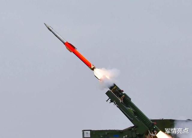 『印度』印撤走边民，制高点架起机枪，三大王牌师一线增兵，主力装备聚集