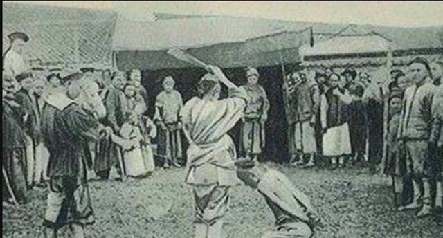 『刽子手』他是最后一个受凌迟刑之人，受刑中的硬气打动刽子手，后凌迟废除