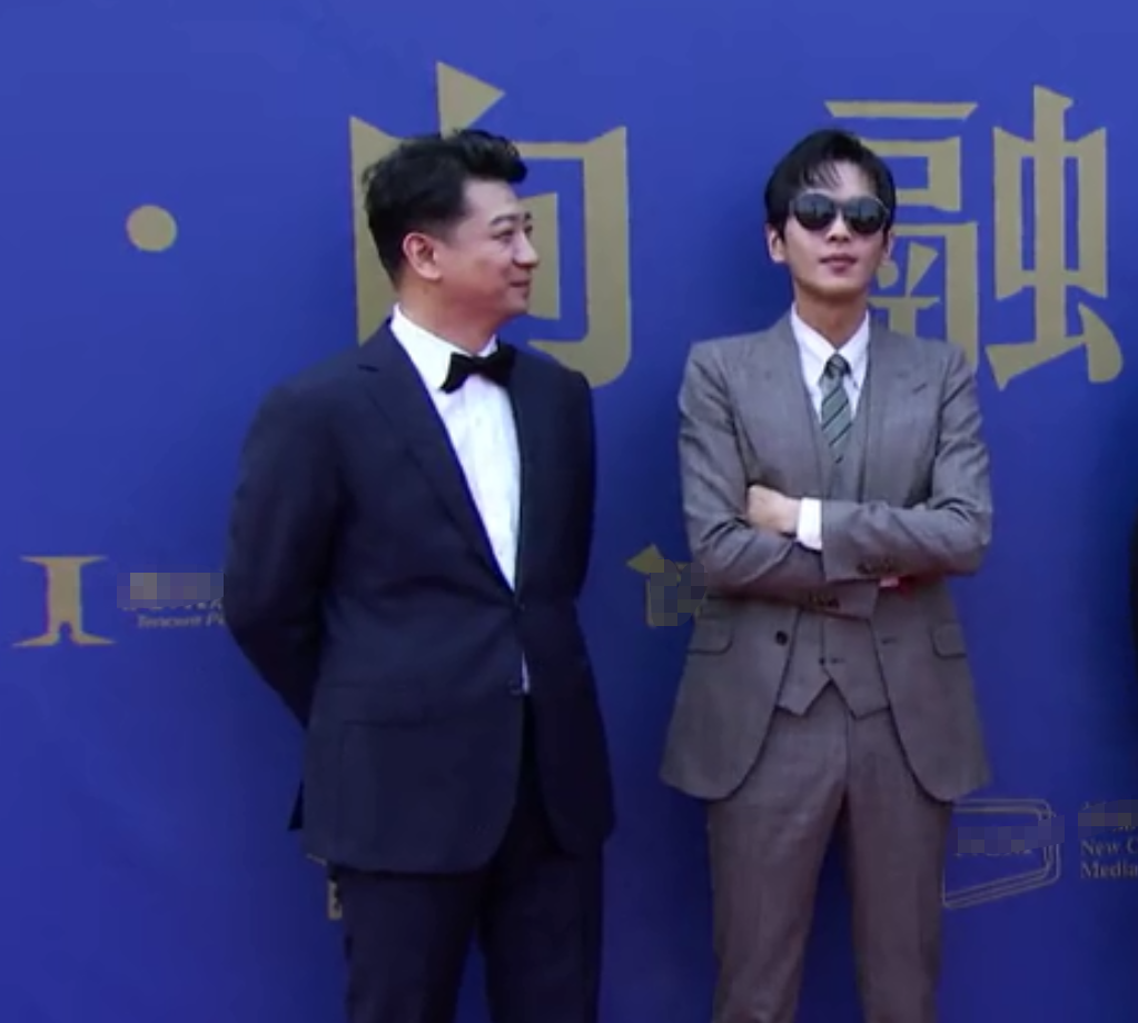 倪妮|明星红毯颜值大赏:殷桃穿着保暖惨遭嘲,倪妮惊艳亮相获好评