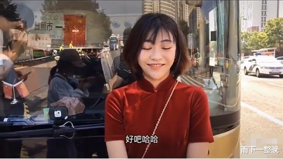 |“最美陪考女友”火了!穿红旗袍陪男友复读,一转身我承认我酸了