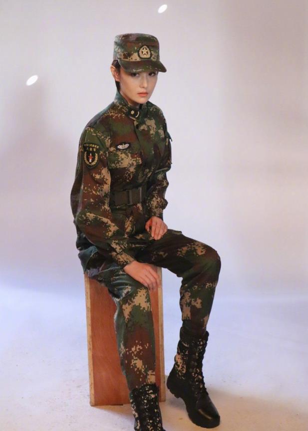 『张馨予』张馨予婚后大变，齐耳短发穿军装太飒，男女通吃