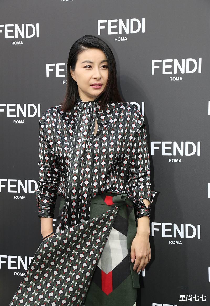 「衬衫」郭晶晶剪短发很干练！衬衫配半裙像女老板，腰间赘肉太真实了