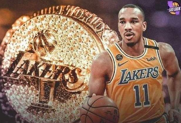 湖人队|湖人夺冠，20人将领到总冠军戒指！考辛斯躺冠，布拉德利最尴尬