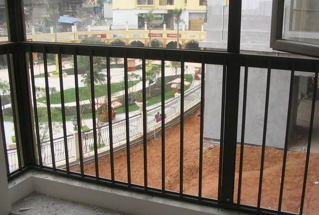 |封阳台时，开发商装的护栏要不要拆？过来人告诉你答案，切勿大意