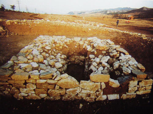 考古：牛河梁发现巨型石棺，墓主手上握着两只乌龟，专家高呼：这是黄帝真身