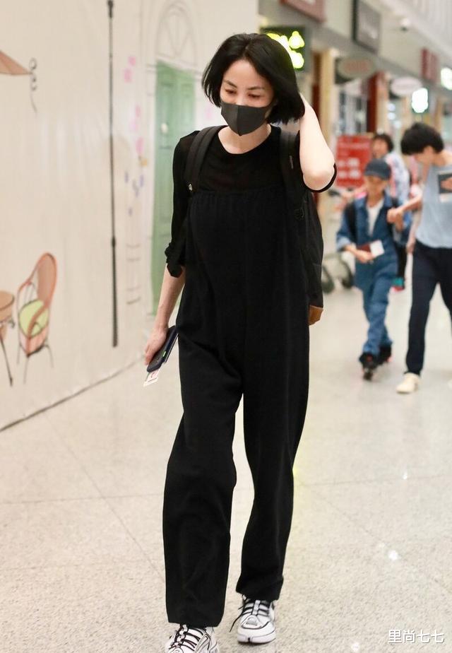央視主持人劉芳菲走機場，穿連體褲拎貴婦包很富態，粗壯手臂搶鏡-圖7