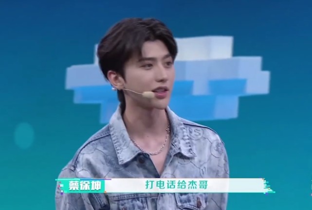 谢娜|谢娜给张杰打电话撒娇，有谁注意baby的表情？羡不羡慕很明显